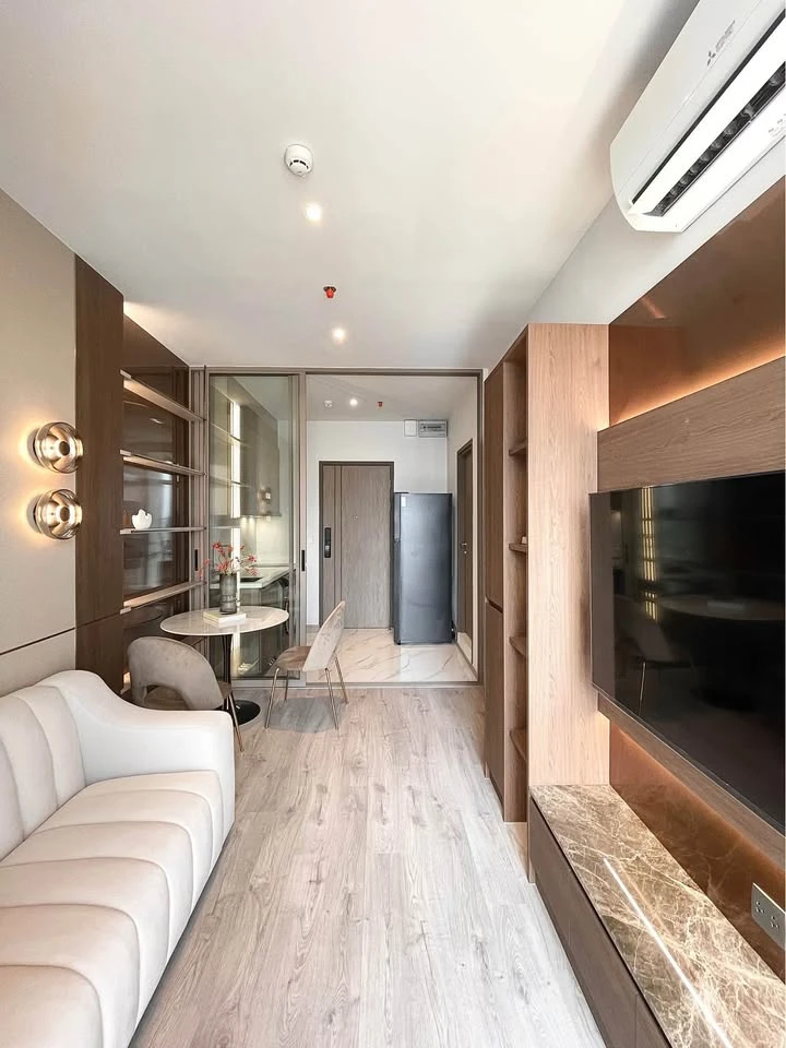For rent: Rhythm Ekkamai Estate, 1 bedroom, 1 bathroom, spacious living area, unobstructed view, fully furnished. Book now!