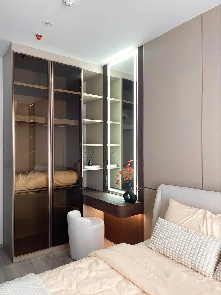 For rent: Rhythm Ekkamai Estate, 1 bedroom, 1 bathroom, spacious living area, unobstructed view, fully furnished. Book now!