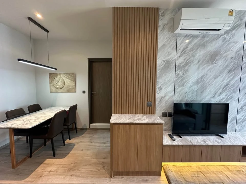 For rent: Rhythm Ekkamai estate, 20th floor, unobstructed view of Thonglor, bedroom with king-size bed, reserve now.