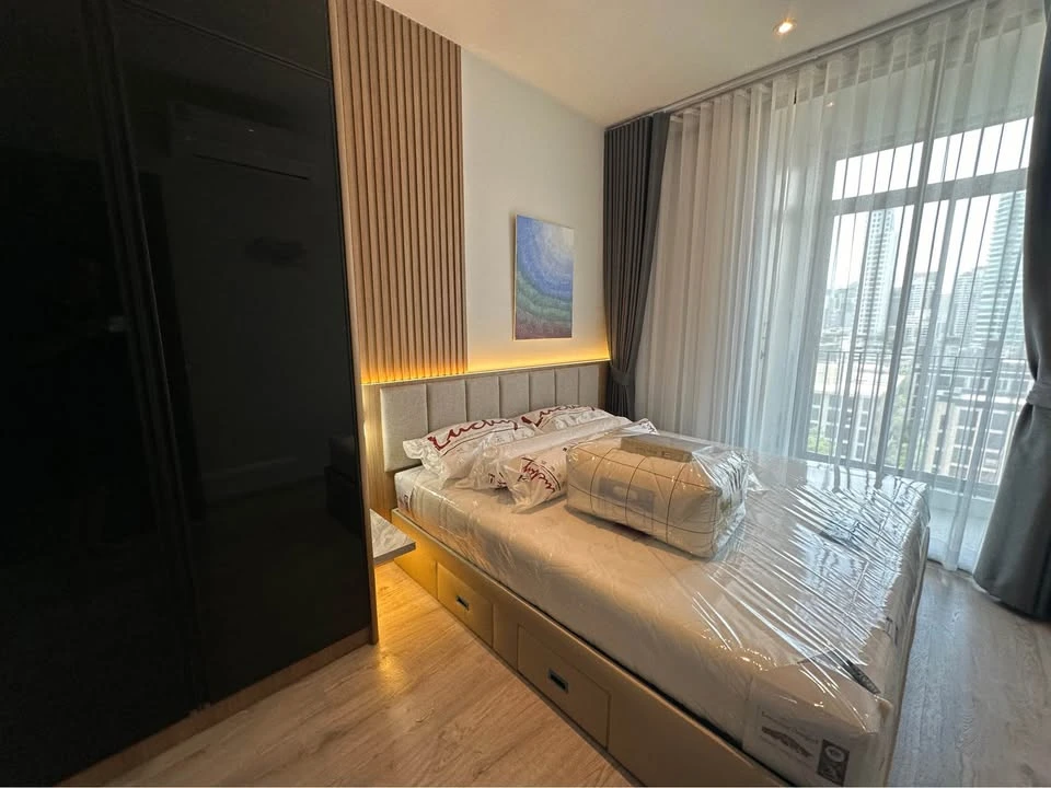 For rent: Rhythm Ekkamai estate, 20th floor, unobstructed view of Thonglor, bedroom with king-size bed, reserve now.
