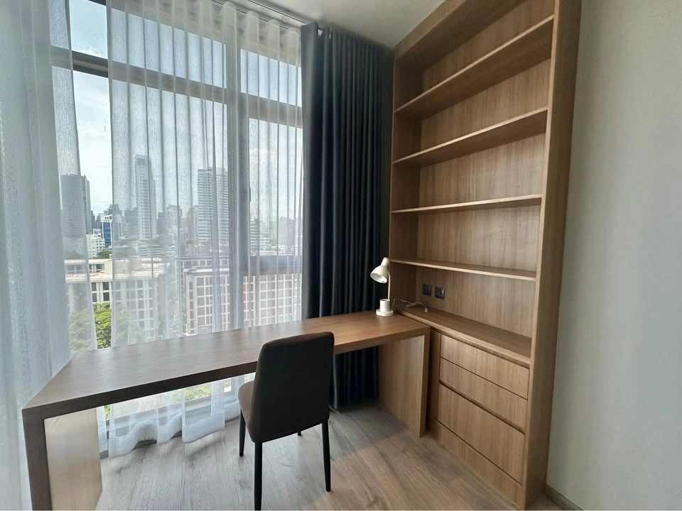 For rent: Rhythm Ekkamai estate, 20th floor, unobstructed view of Thonglor, bedroom with king-size bed, reserve now.
