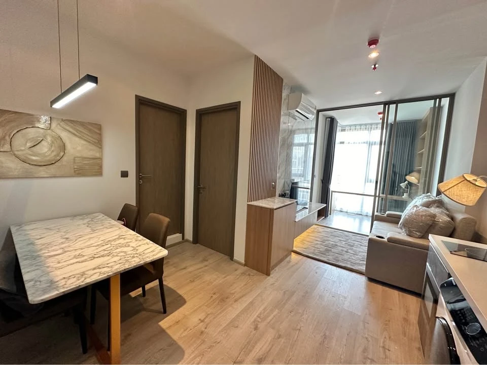 For rent: Rhythm Ekkamai estate, 20th floor, unobstructed view of Thonglor, bedroom with king-size bed, reserve now.