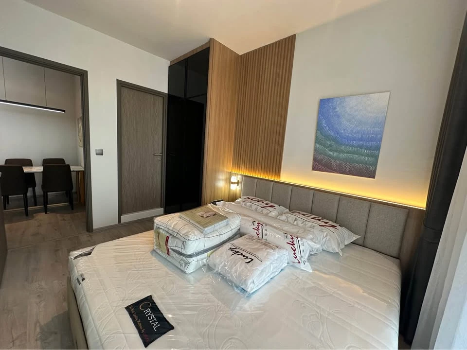 For rent: Rhythm Ekkamai estate, 20th floor, unobstructed view of Thonglor, bedroom with king-size bed, reserve now.