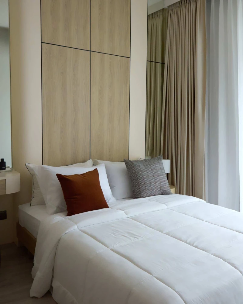 For rent: Rhythm Ekkamai Estate, decorated in stylish wood tones, comes with complete furniture, just bring your bags and move in.