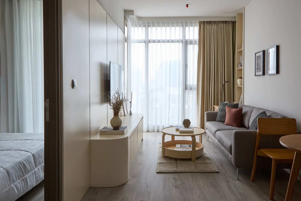 For rent: Rhythm Ekkamai Estate, decorated in stylish wood tones, comes with complete furniture, just bring your bags and move in.