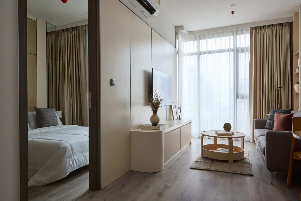 For rent: Rhythm Ekkamai Estate, decorated in stylish wood tones, comes with complete furniture, just bring your bags and move in.