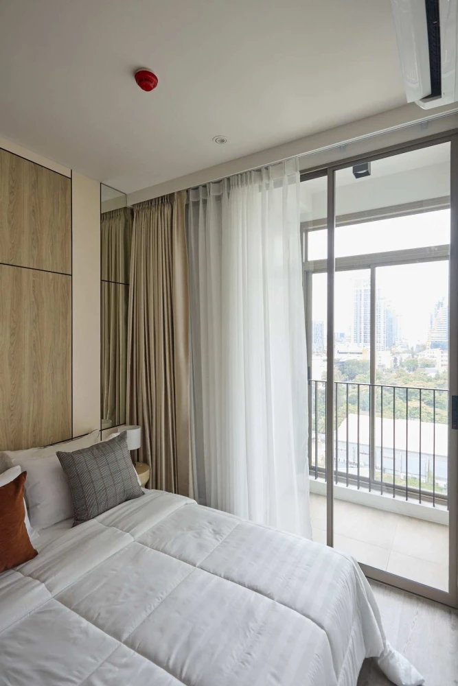For rent: Rhythm Ekkamai Estate, decorated in stylish wood tones, comes with complete furniture, just bring your bags and move in.