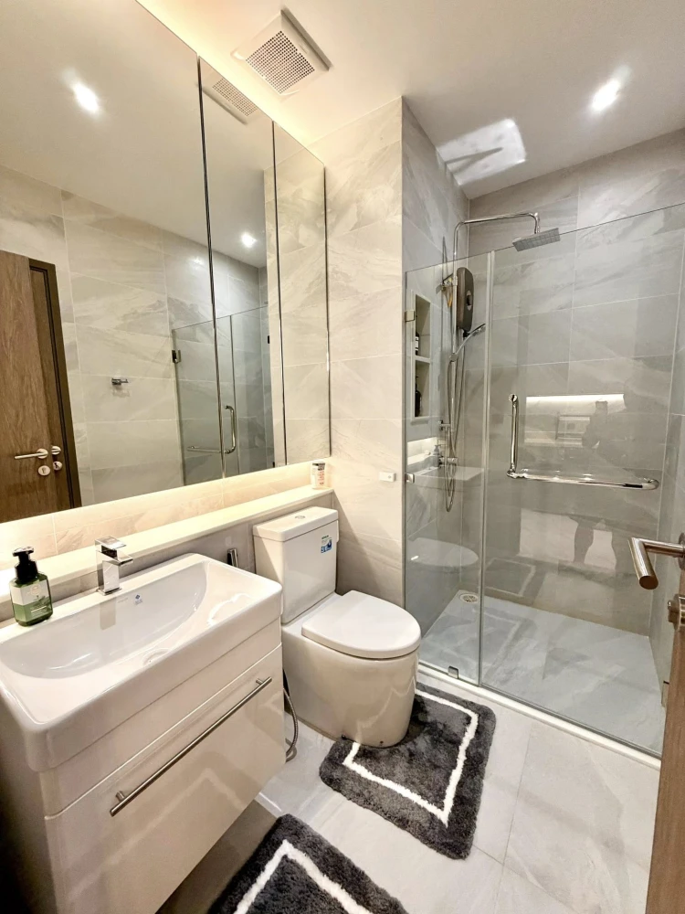 For rent: Rhythm Ekkamai Estate. A lovely, beautifully decorated unit with a consistent color scheme and high-quality built-in furniture. Book now!