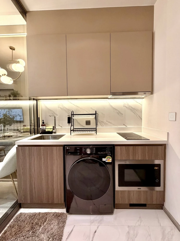 For rent: Rhythm Ekkamai Estate. A lovely, beautifully decorated unit with a consistent color scheme and high-quality built-in furniture. Book now!