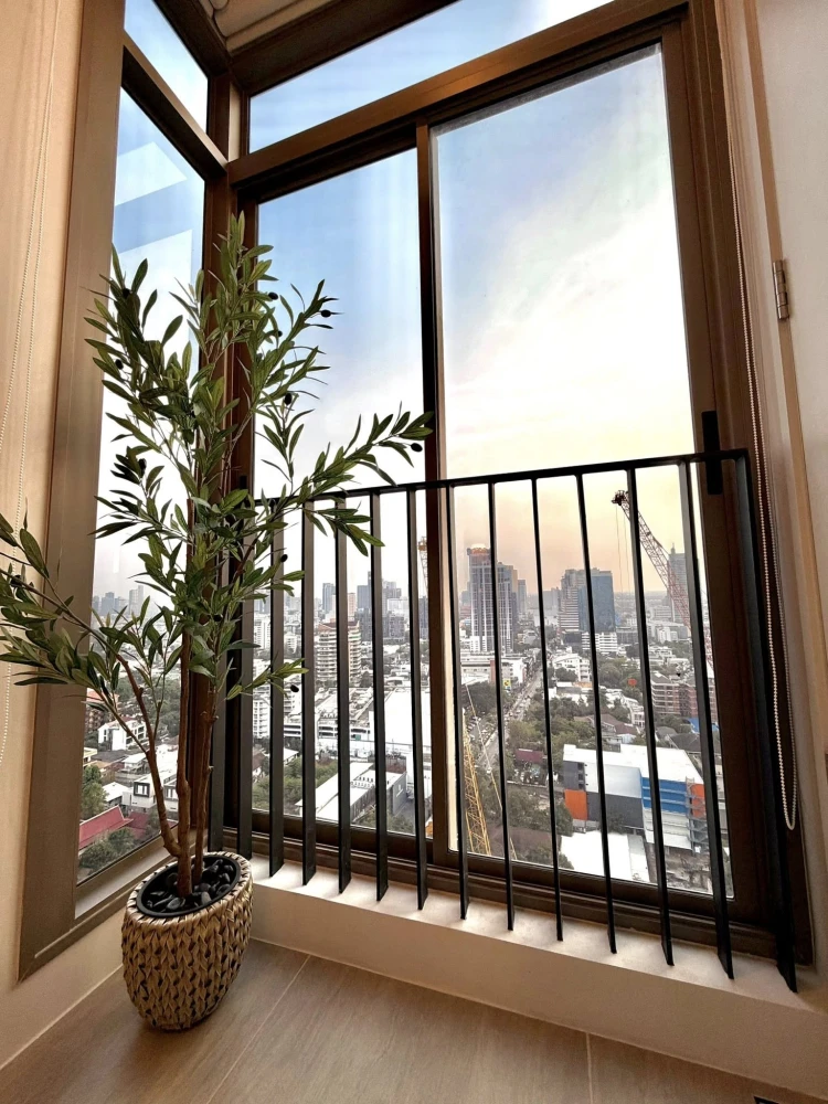 For rent: Rhythm Ekkamai Estate. A lovely, beautifully decorated unit with a consistent color scheme and high-quality built-in furniture. Book now!