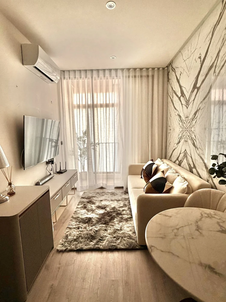 For rent: Rhythm Ekkamai Estate. A lovely, beautifully decorated unit with a consistent color scheme and high-quality built-in furniture. Book now!