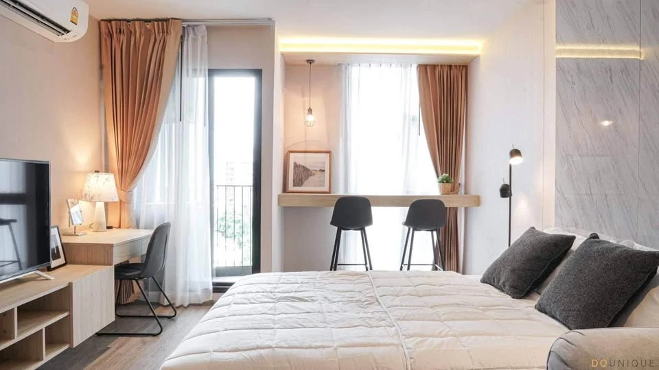 For rent: Rhythm Ekkamai, stunning room with amazing built-in furnishings. You can't miss this opportunity!