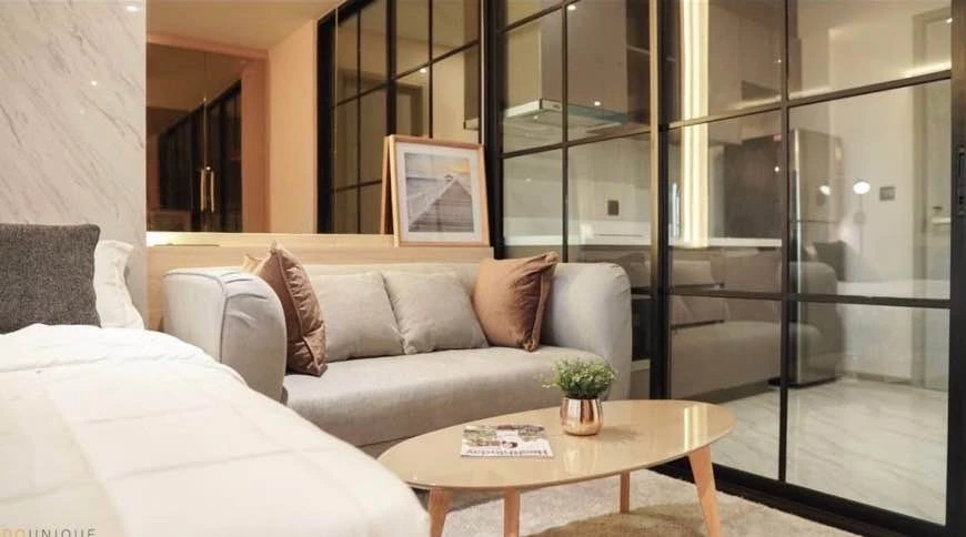 For rent: Rhythm Ekkamai, stunning room with amazing built-in furnishings. You can't miss this opportunity!