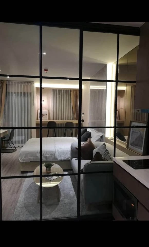 For rent: Rhythm Ekkamai, stunning room with amazing built-in furnishings. You can't miss this opportunity!