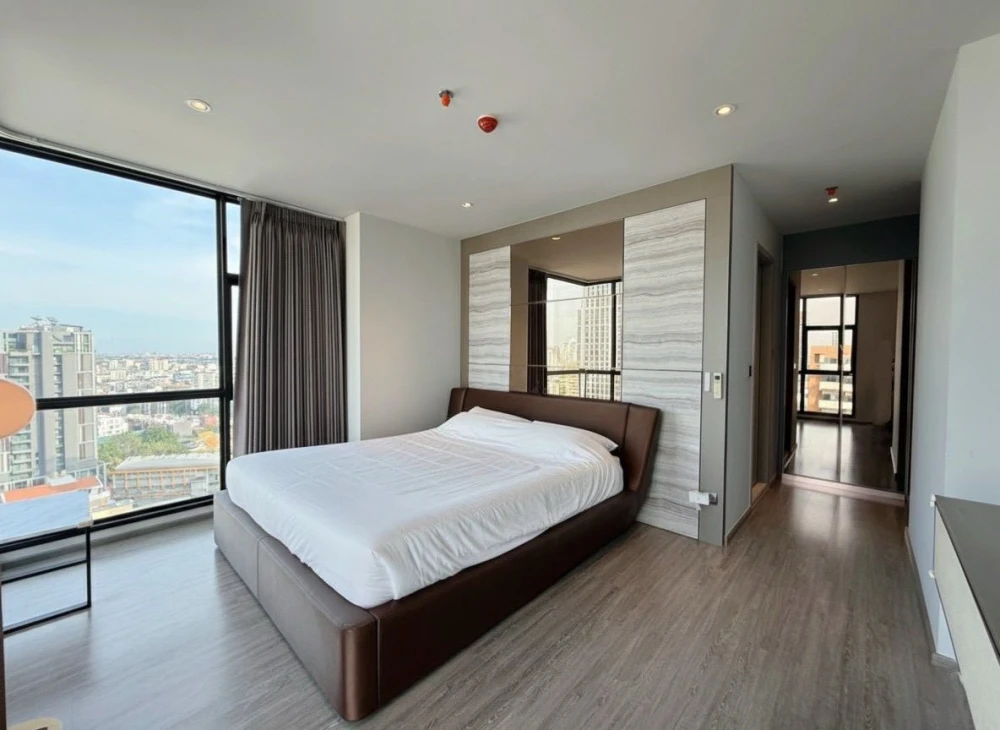For rent: Rhythm Ekkamai, very high floor unit with huge living space and gorgeous built-in furnishings. Book now!