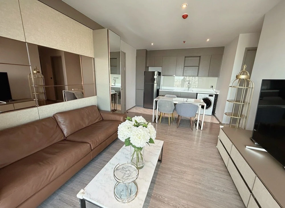 For rent: Rhythm Ekkamai, very high floor unit with huge living space and gorgeous built-in furnishings. Book now!