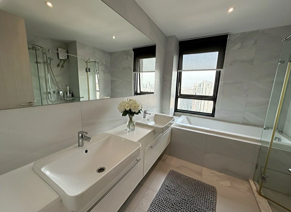 For rent: Rhythm Ekkamai, very high floor unit with huge living space and gorgeous built-in furnishings. Book now!