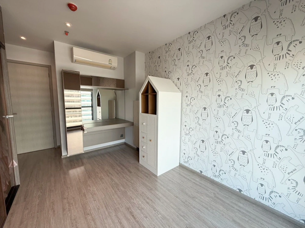 For rent: Rhythm Ekkamai, very high floor unit with huge living space and gorgeous built-in furnishings. Book now!