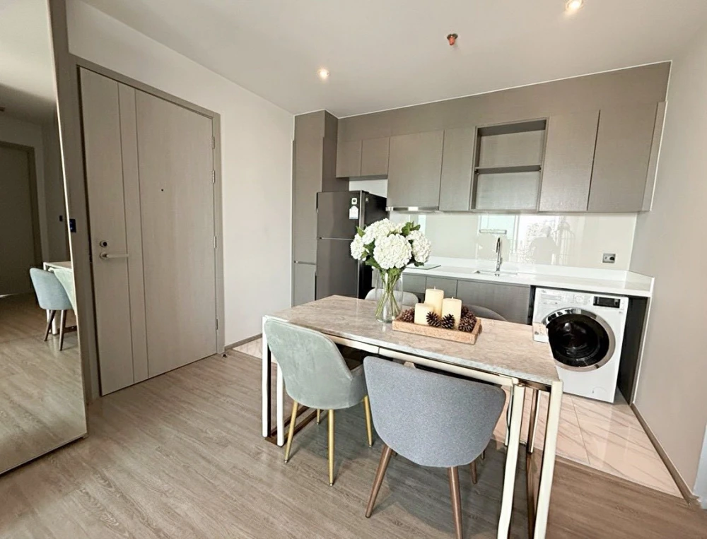For rent: Rhythm Ekkamai, very high floor unit with huge living space and gorgeous built-in furnishings. Book now!