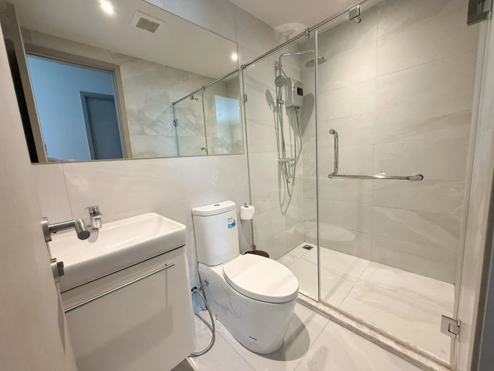 For rent: Rhythm Ekkamai, very high floor unit with huge living space and gorgeous built-in furnishings. Book now!