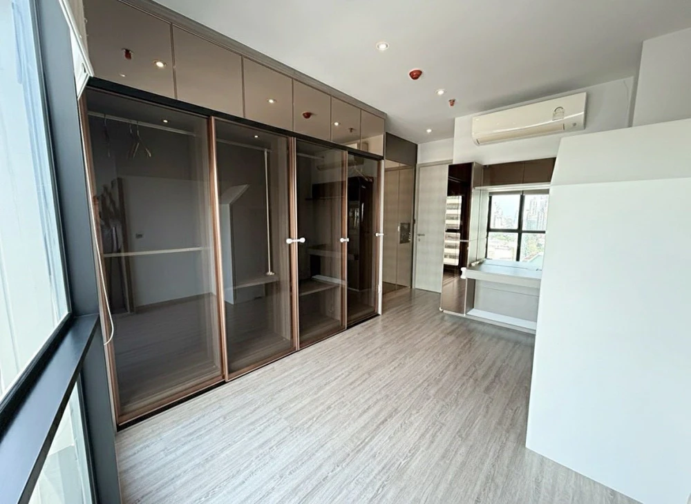 For rent: Rhythm Ekkamai, very high floor unit with huge living space and gorgeous built-in furnishings. Book now!
