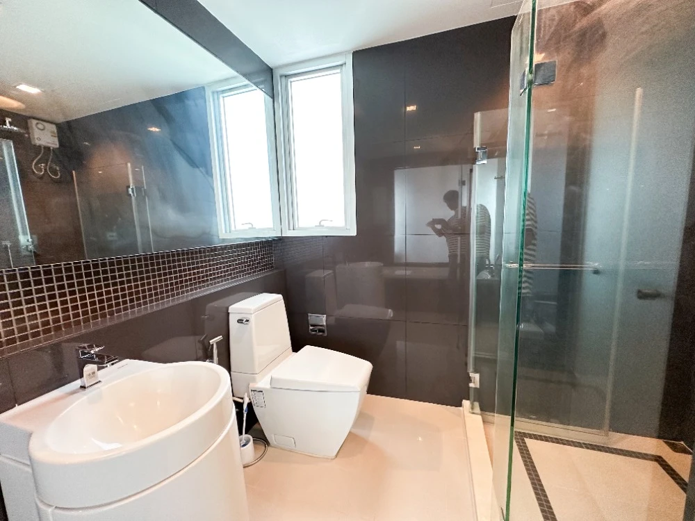 For rent: Rhythm Phahon-Ari, 29th floor, corner unit, fully furnished, very livable. Book now, don't miss out!
