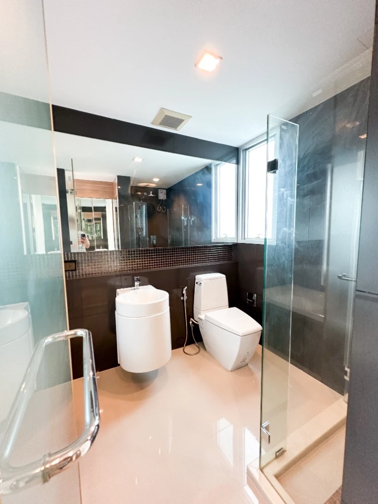 For rent: Rhythm Phahon-Ari, 29th floor, corner unit, fully furnished, very livable. Book now, don't miss out!