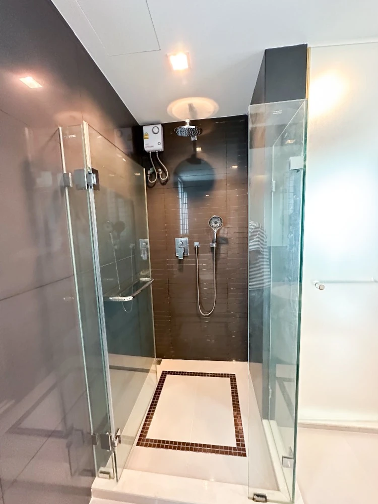 For rent: Rhythm Phahon-Ari, 29th floor, corner unit, fully furnished, very livable. Book now, don't miss out!