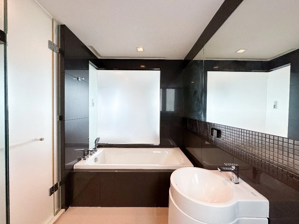 For rent: Rhythm Phahon-Ari, 29th floor, corner unit, fully furnished, very livable. Book now, don't miss out!