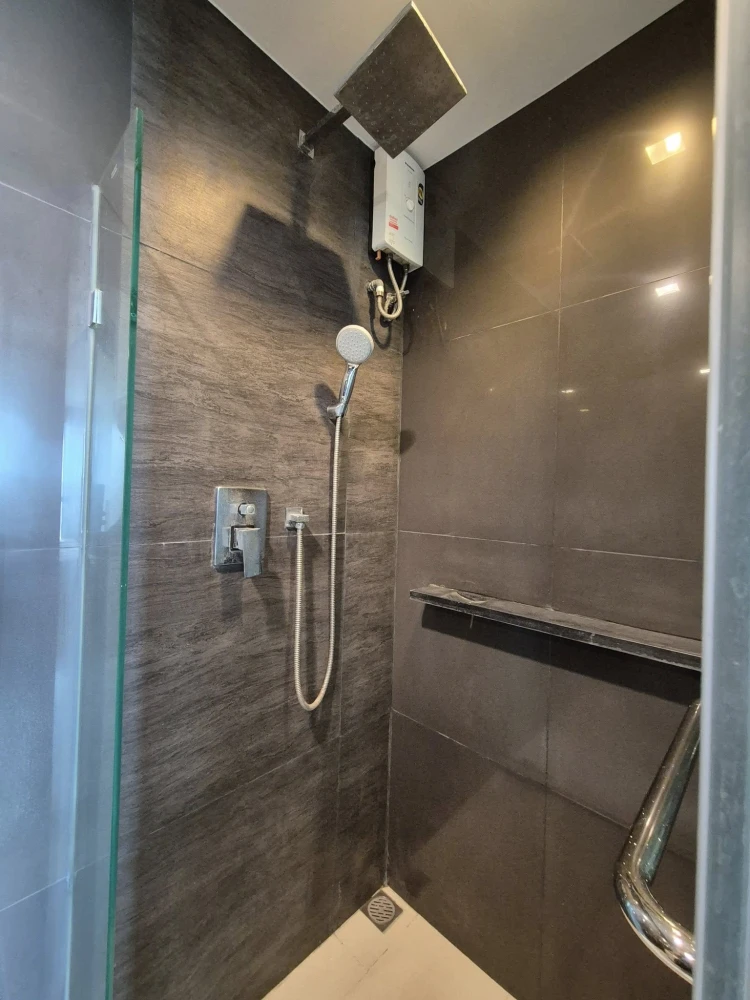 For rent: Rhythm Phahon Ari, 40th floor, great view, south facing, good weather all year round, not hot, comes with complete facilities, move in now.