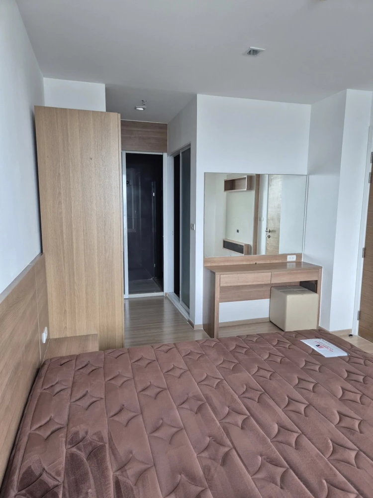 For rent: Rhythm Phahon Ari, 40th floor, great view, south facing, good weather all year round, not hot, comes with complete facilities, move in now.