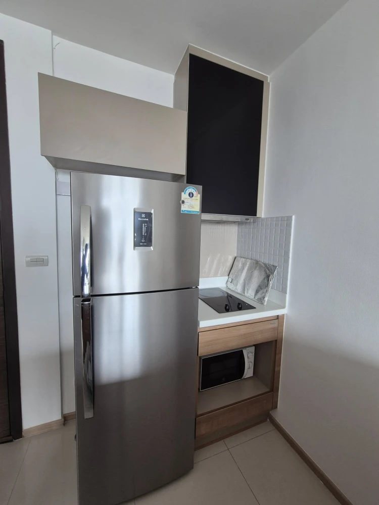 For rent: Rhythm Phahon Ari, 40th floor, great view, south facing, good weather all year round, not hot, comes with complete facilities, move in now.