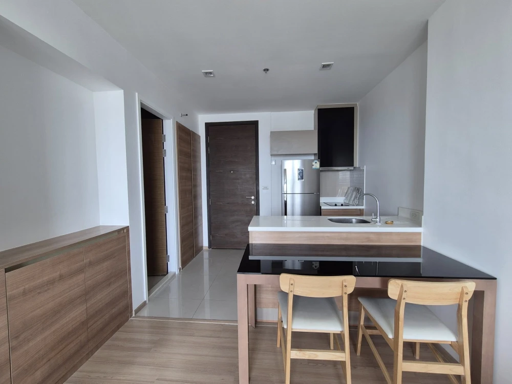 For rent: Rhythm Phahon Ari, 40th floor, great view, south facing, good weather all year round, not hot, comes with complete facilities, move in now.