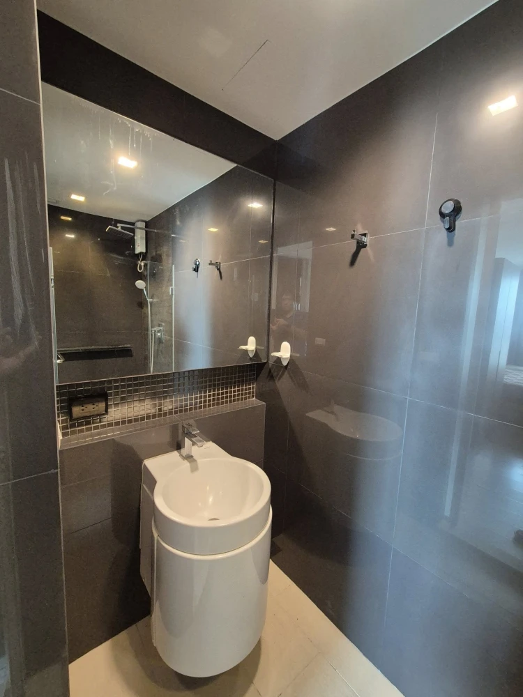 For rent: Rhythm Phahon Ari, 40th floor, great view, south facing, good weather all year round, not hot, comes with complete facilities, move in now.