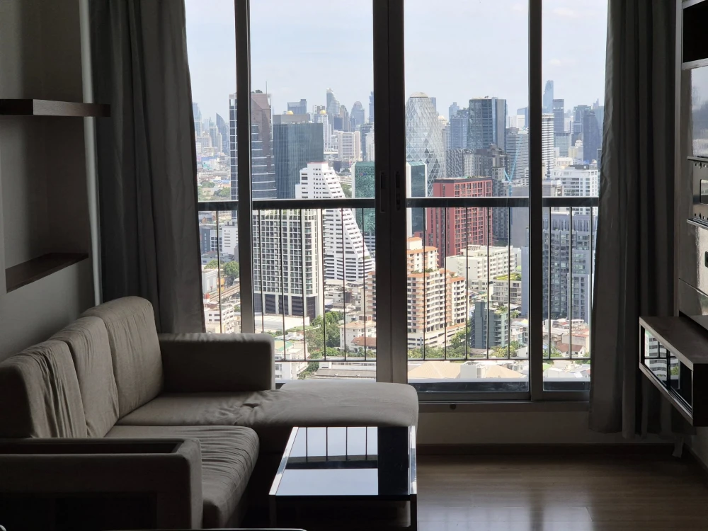 For rent: Rhythm Phahon Ari, 40th floor, great view, south facing, good weather all year round, not hot, comes with complete facilities, move in now.