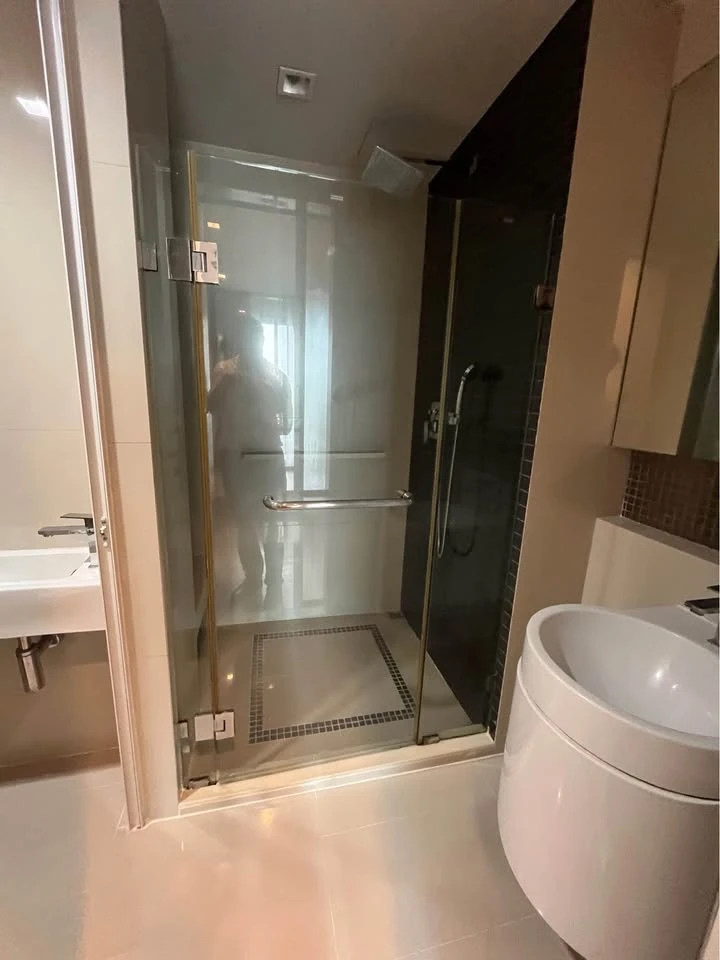 For rent: RHYTHM PHAHON-ARI, very high floor (32nd floor), great view, very comfortable sofa. Reserve now before it's gone.