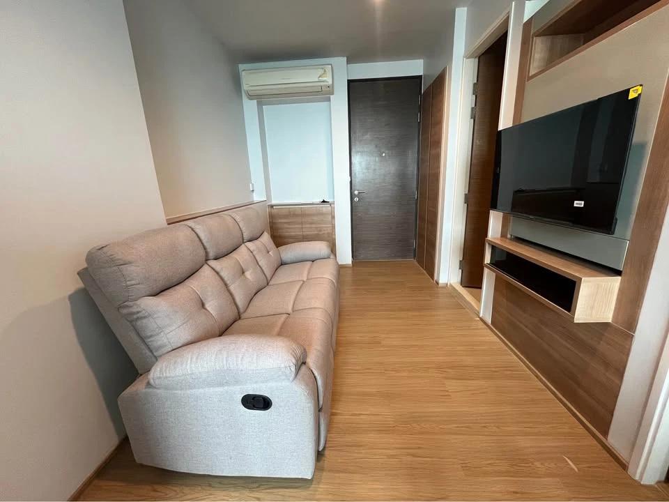 For rent: RHYTHM PHAHON-ARI, very high floor (32nd floor), great view, very comfortable sofa. Reserve now before it's gone.