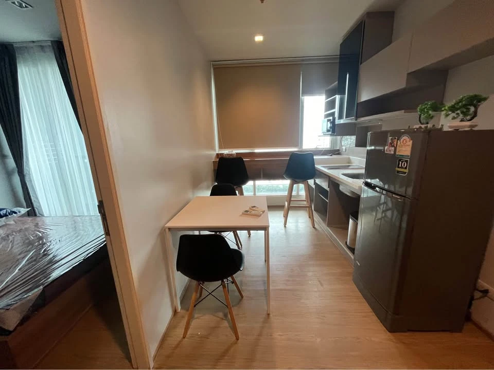 For rent: RHYTHM PHAHON-ARI, very high floor (32nd floor), great view, very comfortable sofa. Reserve now before it's gone.