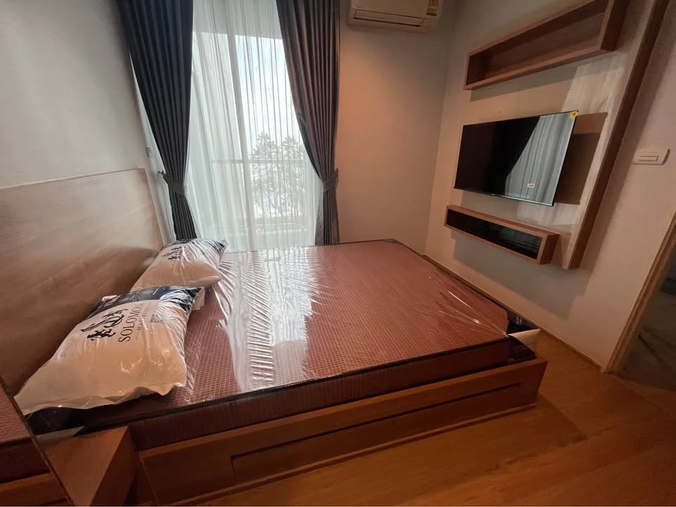 For rent: RHYTHM PHAHON-ARI, very high floor (32nd floor), great view, very comfortable sofa. Reserve now before it's gone.