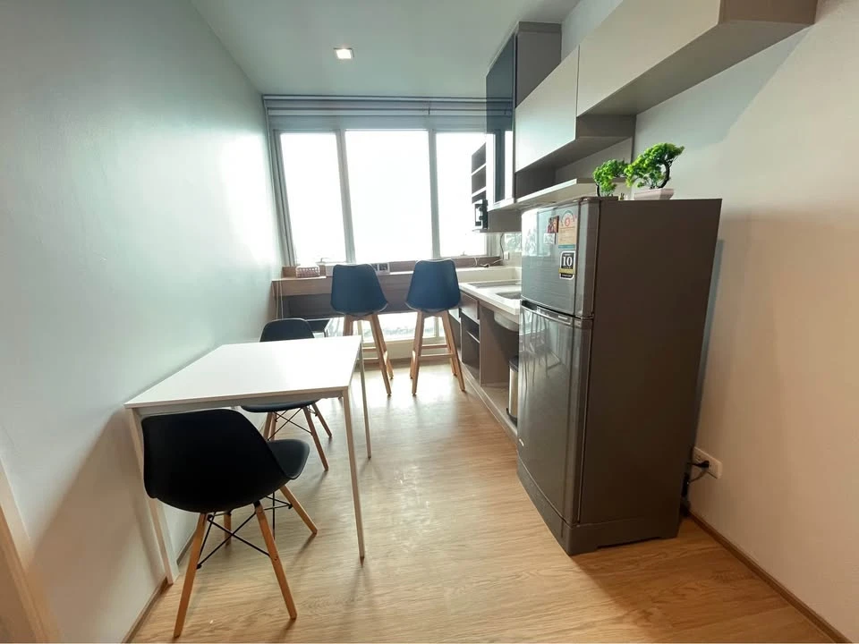 For rent: RHYTHM PHAHON-ARI, very high floor (32nd floor), great view, very comfortable sofa. Reserve now before it's gone.