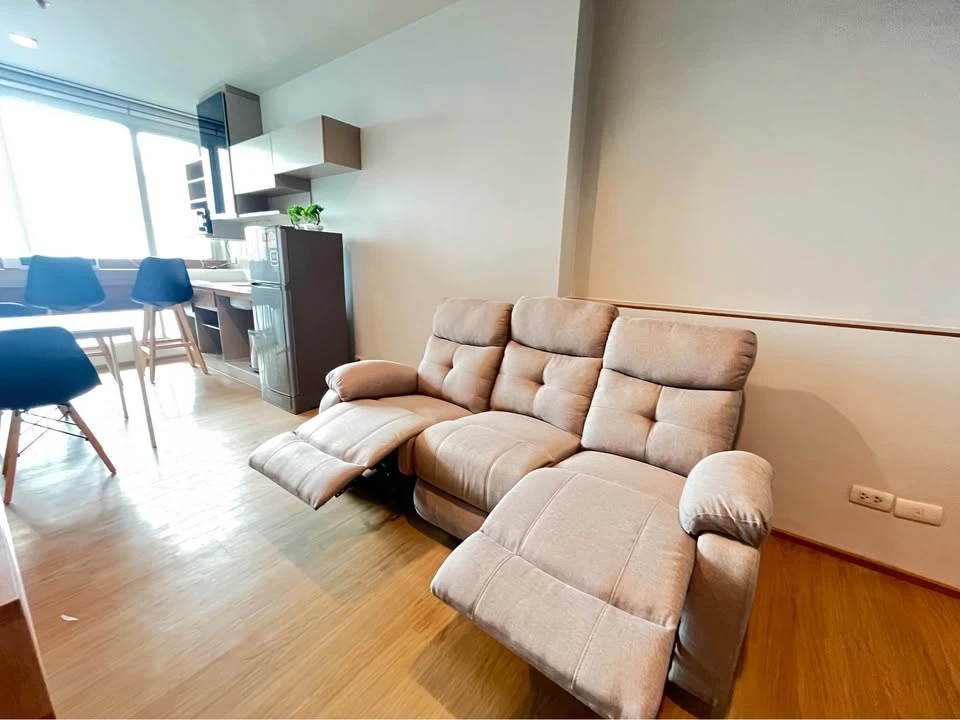 For rent: RHYTHM PHAHON-ARI, very high floor (32nd floor), great view, very comfortable sofa. Reserve now before it's gone.