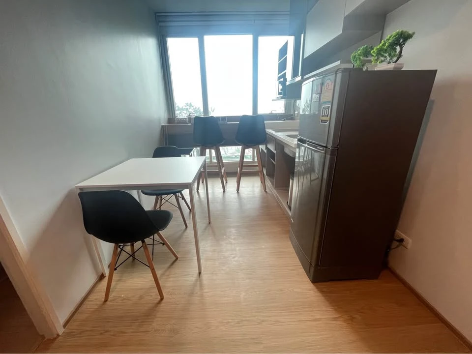 For rent: RHYTHM PHAHON-ARI, very high floor (32nd floor), great view, very comfortable sofa. Reserve now before it's gone.
