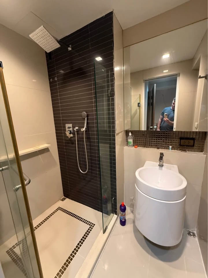 For rent: RHYTHM PHAHON-ARI, very high floor (32nd floor), great view, very comfortable sofa. Reserve now before it's gone.