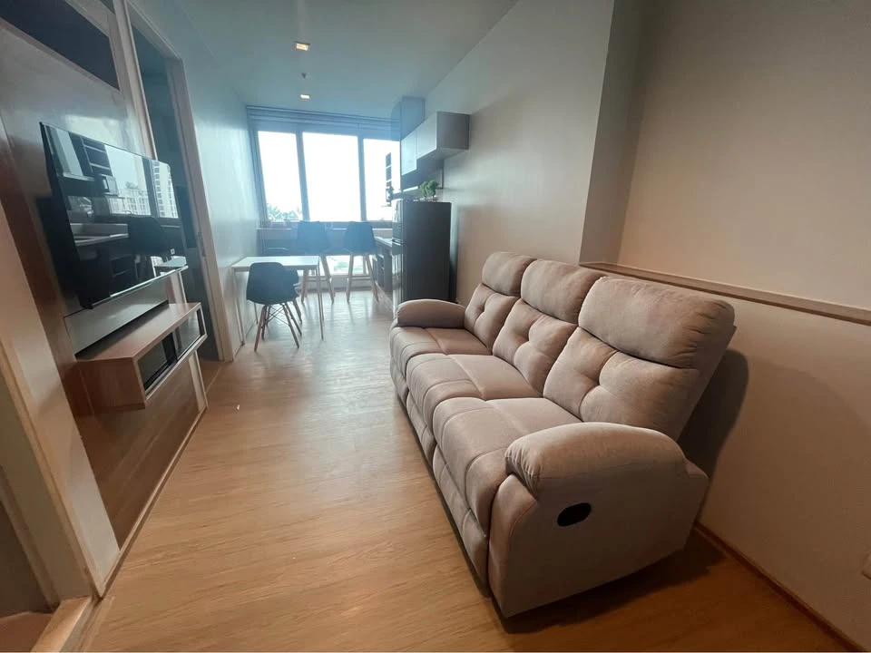 For rent: RHYTHM PHAHON-ARI, very high floor (32nd floor), great view, very comfortable sofa. Reserve now before it's gone.