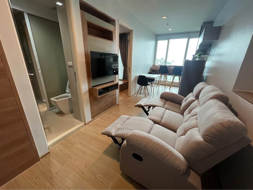 For rent: RHYTHM PHAHON-ARI, very high floor (32nd floor), great view, very comfortable sofa. Reserve now before it's gone.