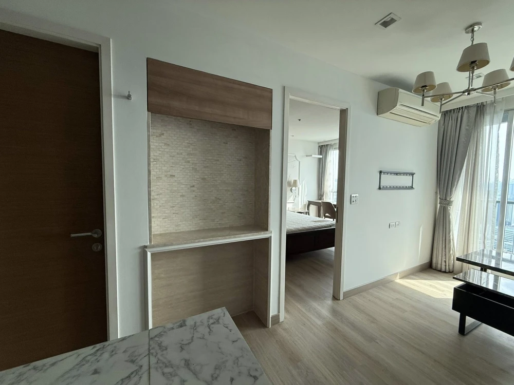 For rent: Rhythm Phahon-Ari. Spacious room with ample usable space, high-quality built-in marble wall cabinets, and stunning high-floor views.Book now