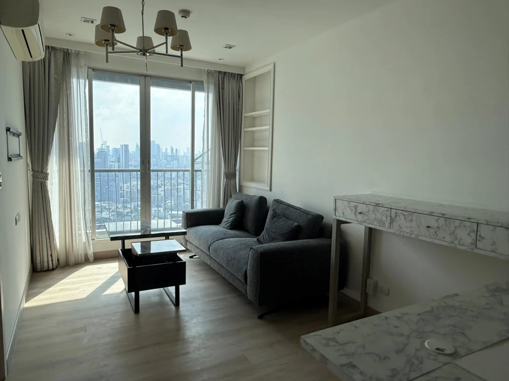 For rent: Rhythm Phahon-Ari. Spacious room with ample usable space, high-quality built-in marble wall cabinets, and stunning high-floor views.Book now