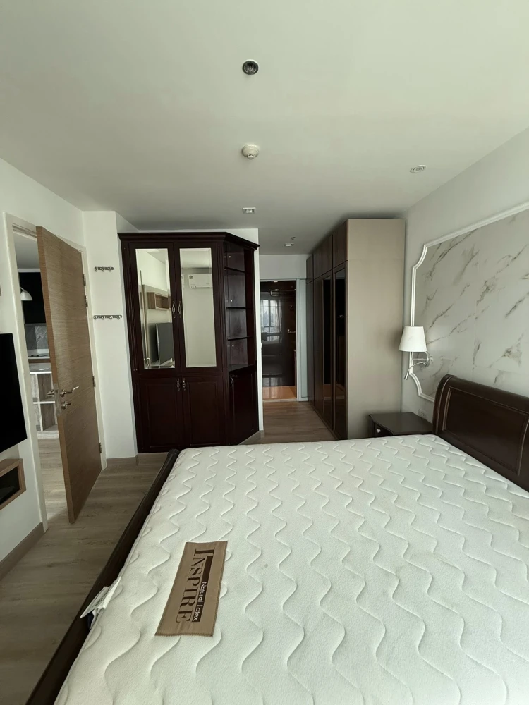 For rent: Rhythm Phahon-Ari. Spacious room with ample usable space, high-quality built-in marble wall cabinets, and stunning high-floor views.Book now
