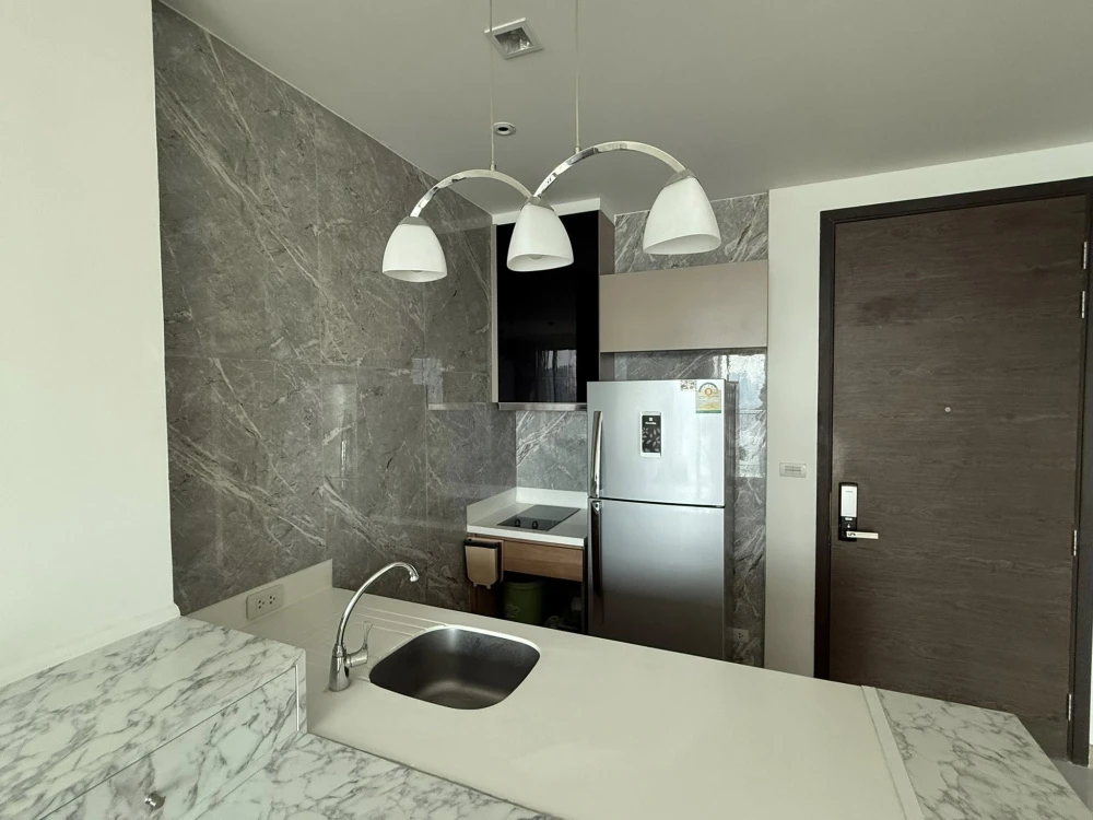 For rent: Rhythm Phahon-Ari. Spacious room with ample usable space, high-quality built-in marble wall cabinets, and stunning high-floor views.Book now