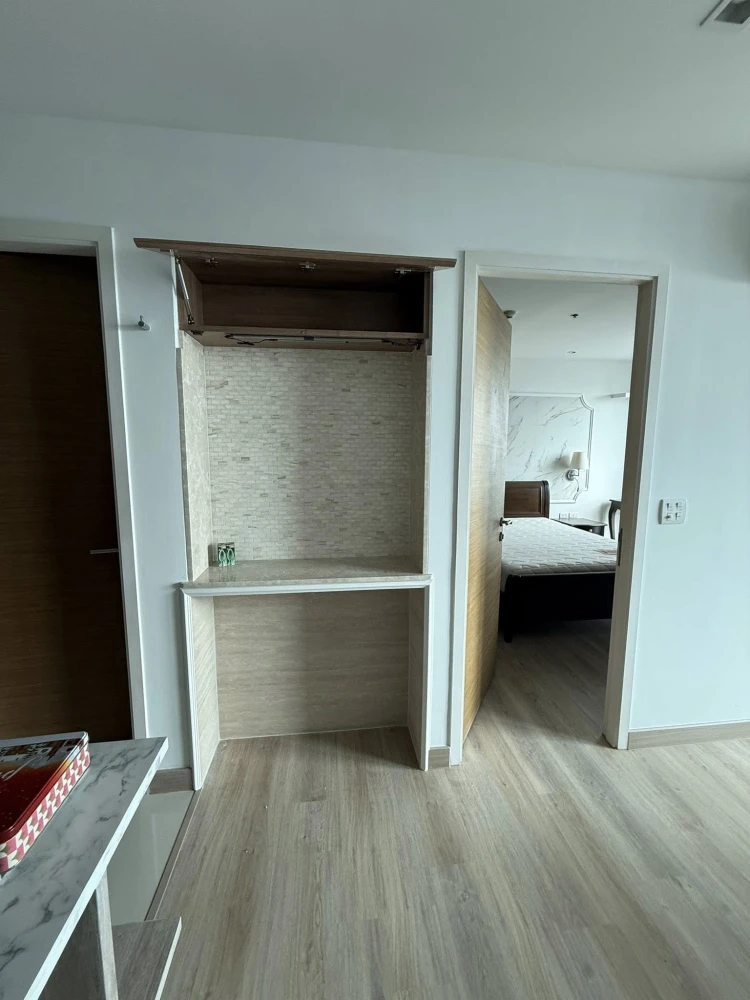 For rent: Rhythm Phahon-Ari. Spacious room with ample usable space, high-quality built-in marble wall cabinets, and stunning high-floor views.Book now